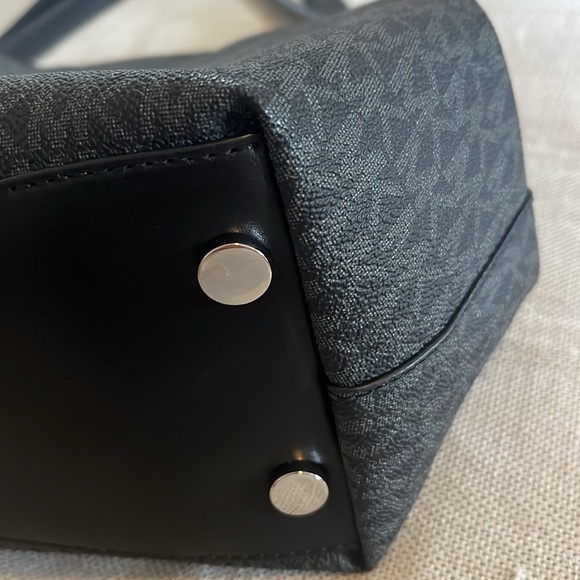 Pre Loved Michael Kors Auth Monogram Canvas and Leather - Picture 3 of 14